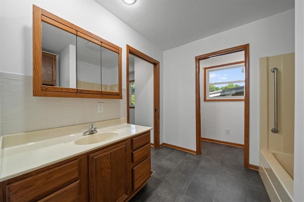 8204 Tomahawk Road Prairie Village, KS 66208 - Photo 24 of 46