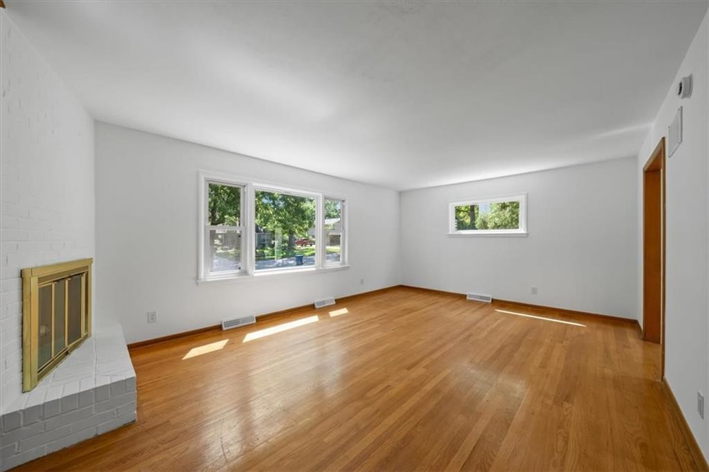 8204 Tomahawk Road Prairie Village, KS 66208 - Photo 3 of 46