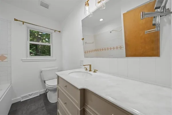 $585,000 | 8204 Tomahawk Road, Prairie Village, KS 66208