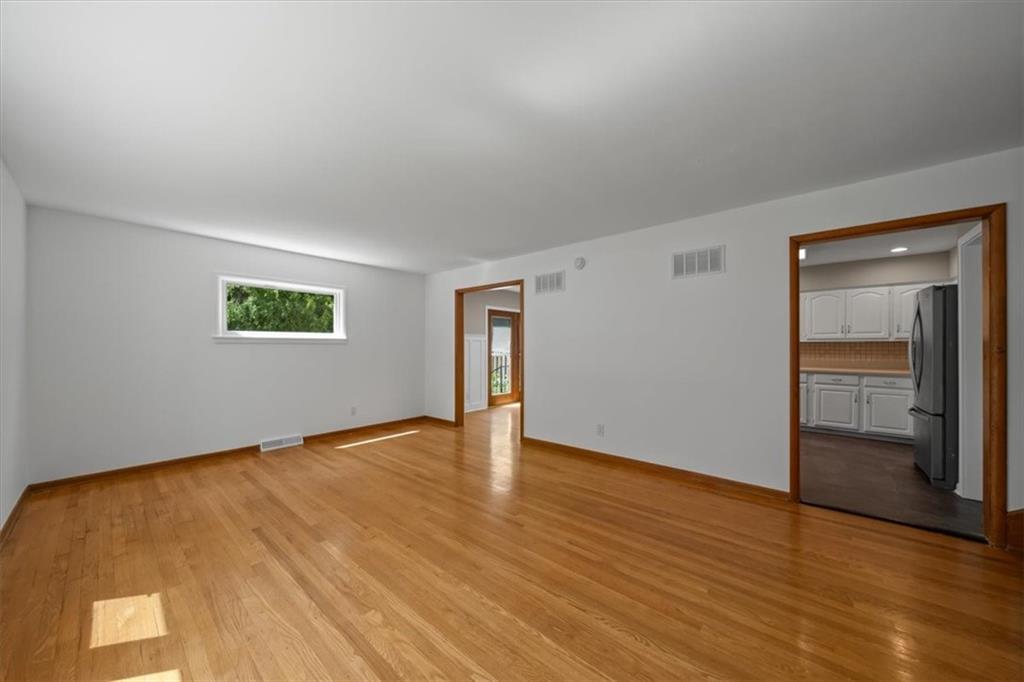 8204 Tomahawk Road Prairie Village, KS 66208 - Photo 4 of 46