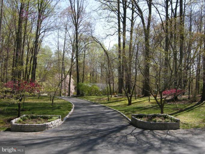 7114 Ivakota Road Clifton, VA 20124 - Photo 22 of 30 Front Enranceway With Stone Panters