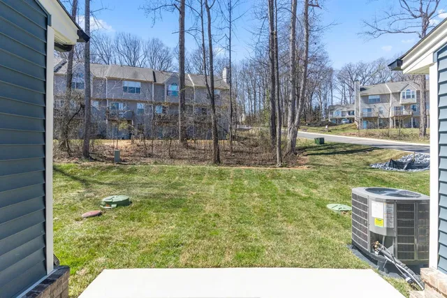 a view of a back yard