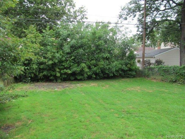 838 Columbia Road Berkley, MI 48072 - Photo 11 of 25 261-929756 - Backyard (2).JPG