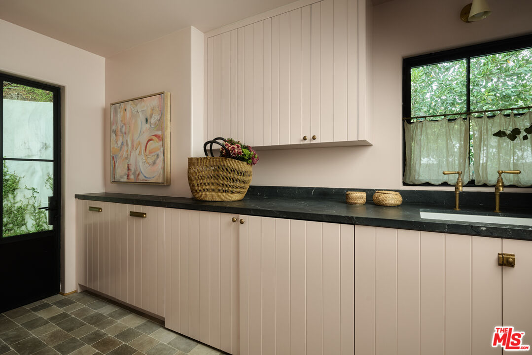 1229 Chantilly Road Los Angeles, CA 90077 - Photo 33 of 35 Gallery Image 33