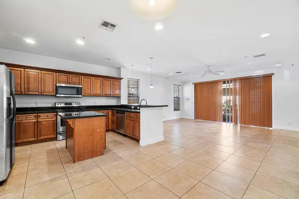 $3,000 | 811 South Federal Highway, Lake Worth Beach, FL 33460