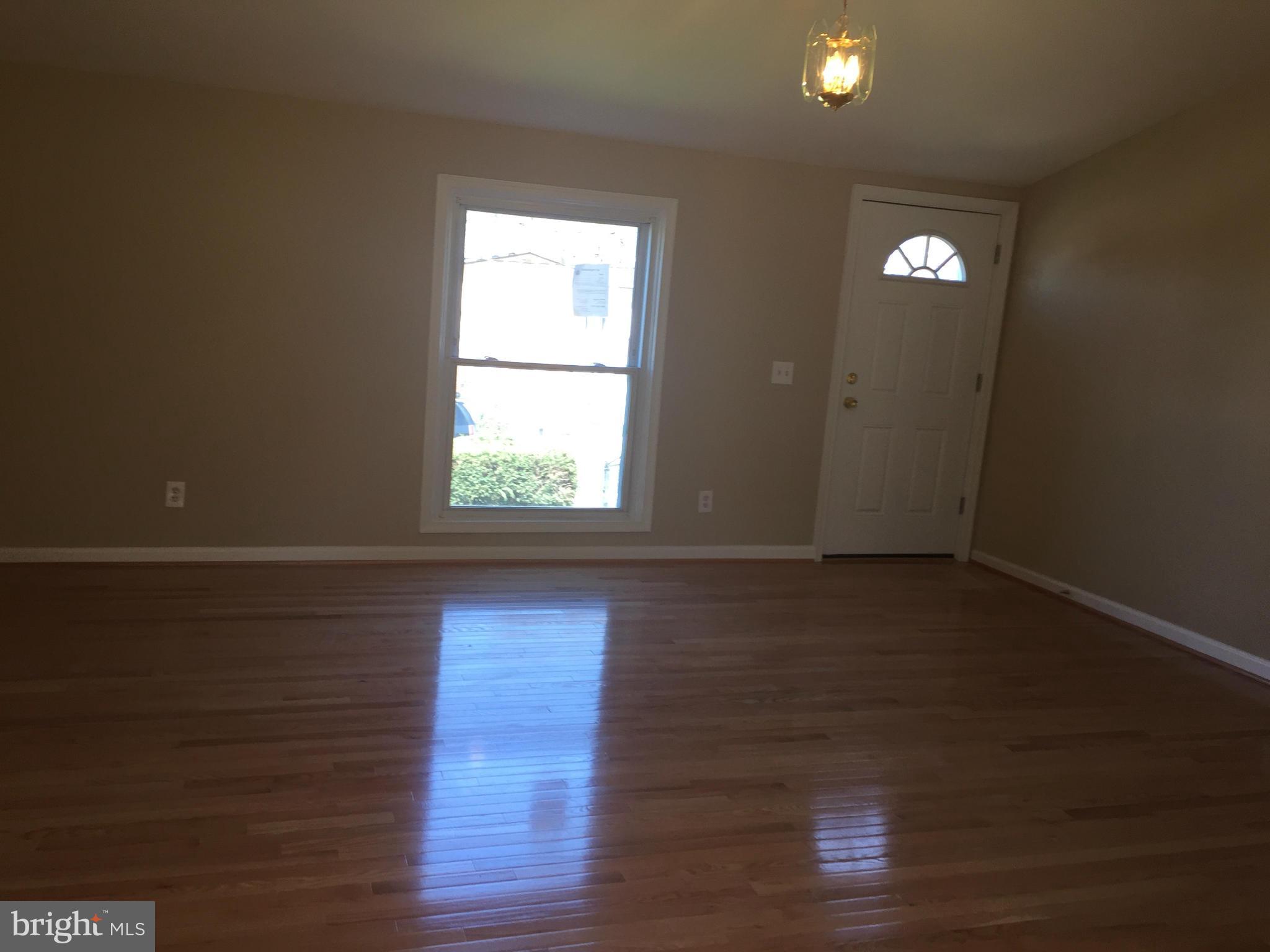 2911 R Street Southeast Washington, DC 20020 - Photo 4 of 27 Living Room