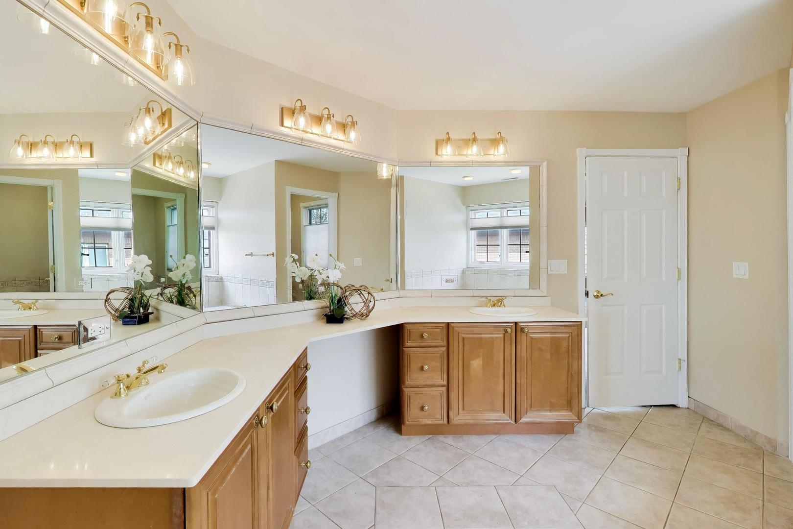 2444 North De Cook Court Park Ridge, IL 60068 - Photo 27 of 70