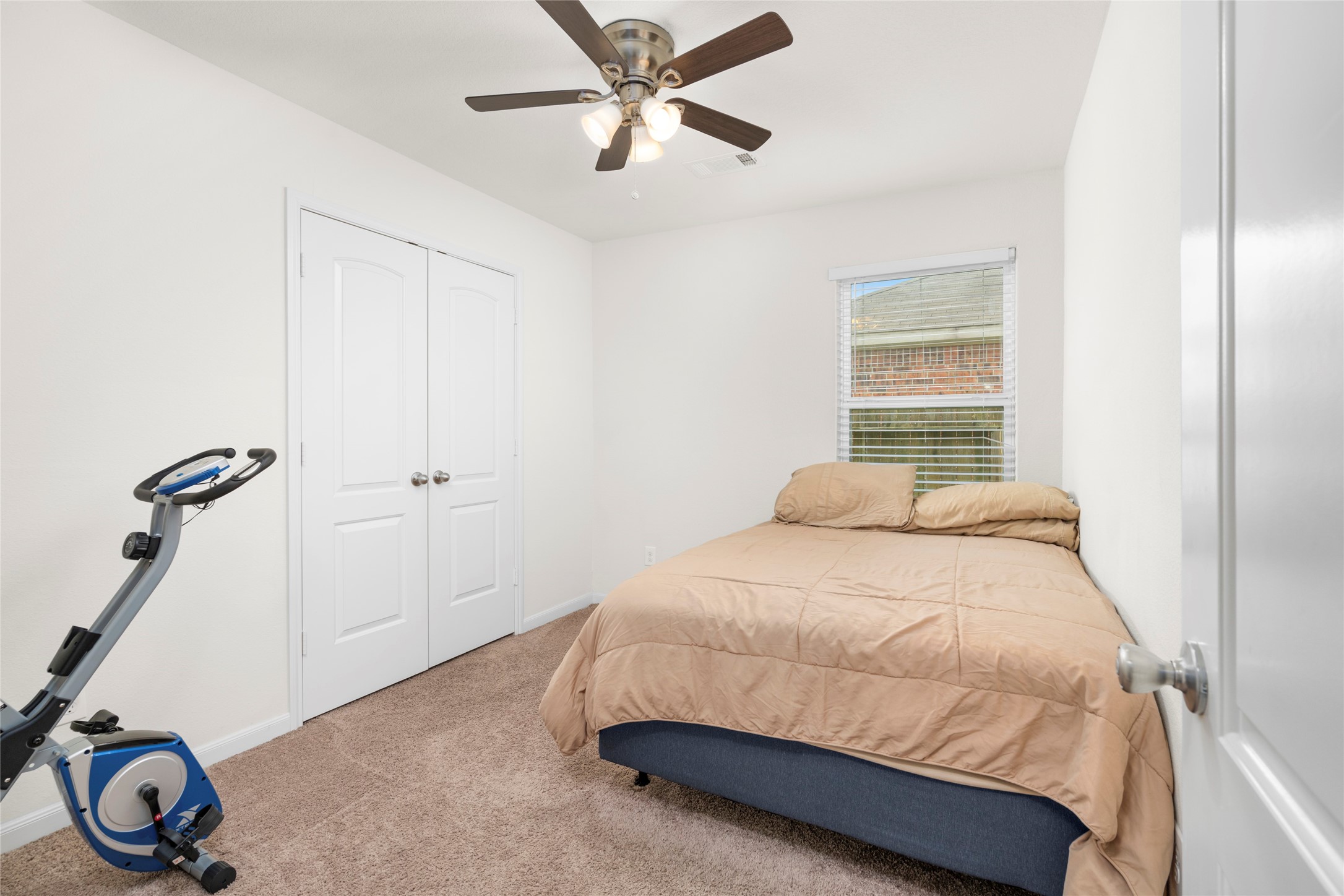 9719 Montana Sapphire Lane Rosharon, TX 77583 - Photo 25 of 40 Roomy closet space and great proportions make this bedroom endlessly flexible.
