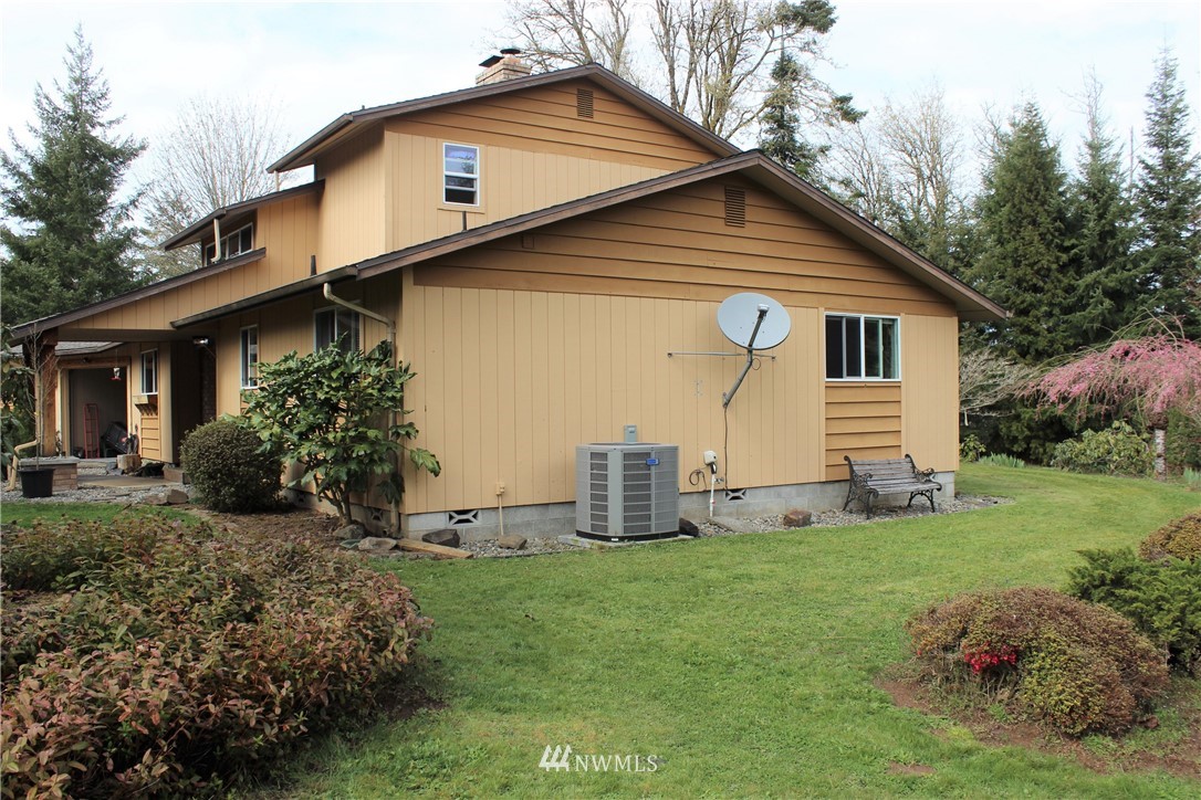 9344 Lundeen Road Southwest Rochester, WA 98579 - Photo 5 of 40 a front view of house with yard and green space