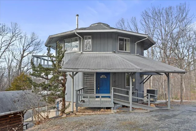 a view of a dry yard