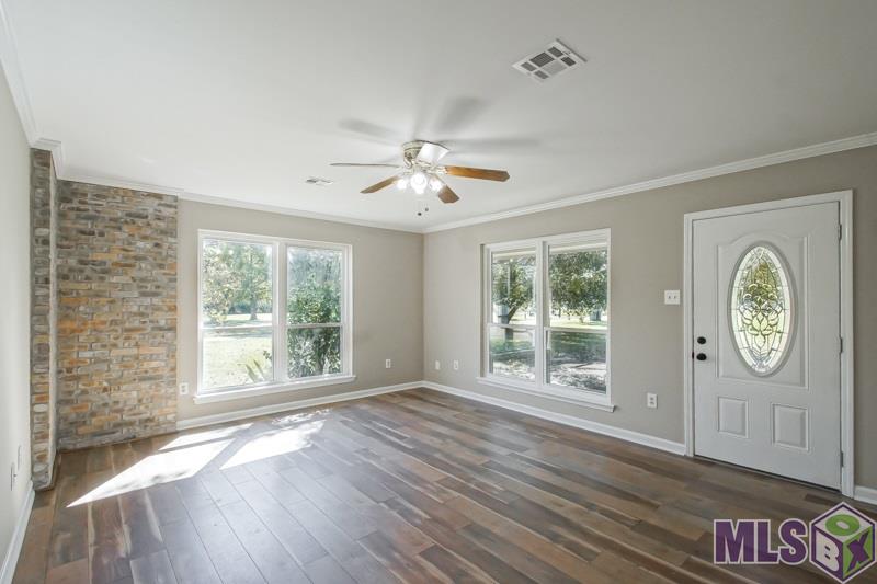 21160 Chaney Road Zachary, LA 70791 - Photo 8 of 33 Living Room