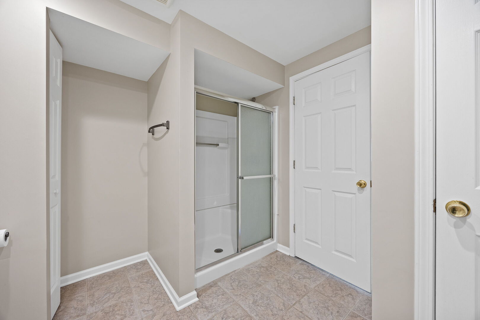 459 59th Street Lisle, IL 60532 - Photo 43 of 57 a view of an empty room