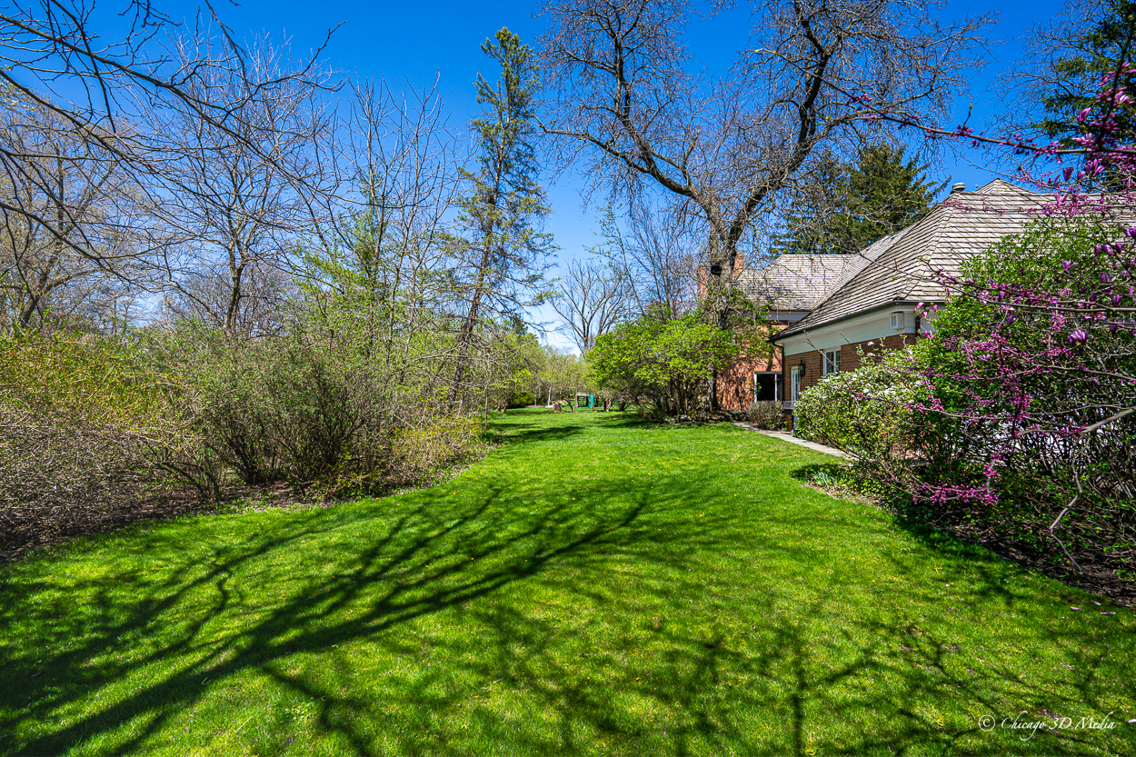 17 Longmeadow Road Winnetka, IL 60093 - Photo 3 of 46 a view of a yard in front of house