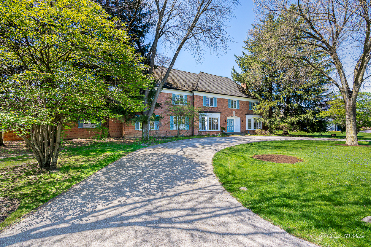 17 Longmeadow Road Winnetka, IL 60093 - Photo 33 of 46 a front view of a house with garden