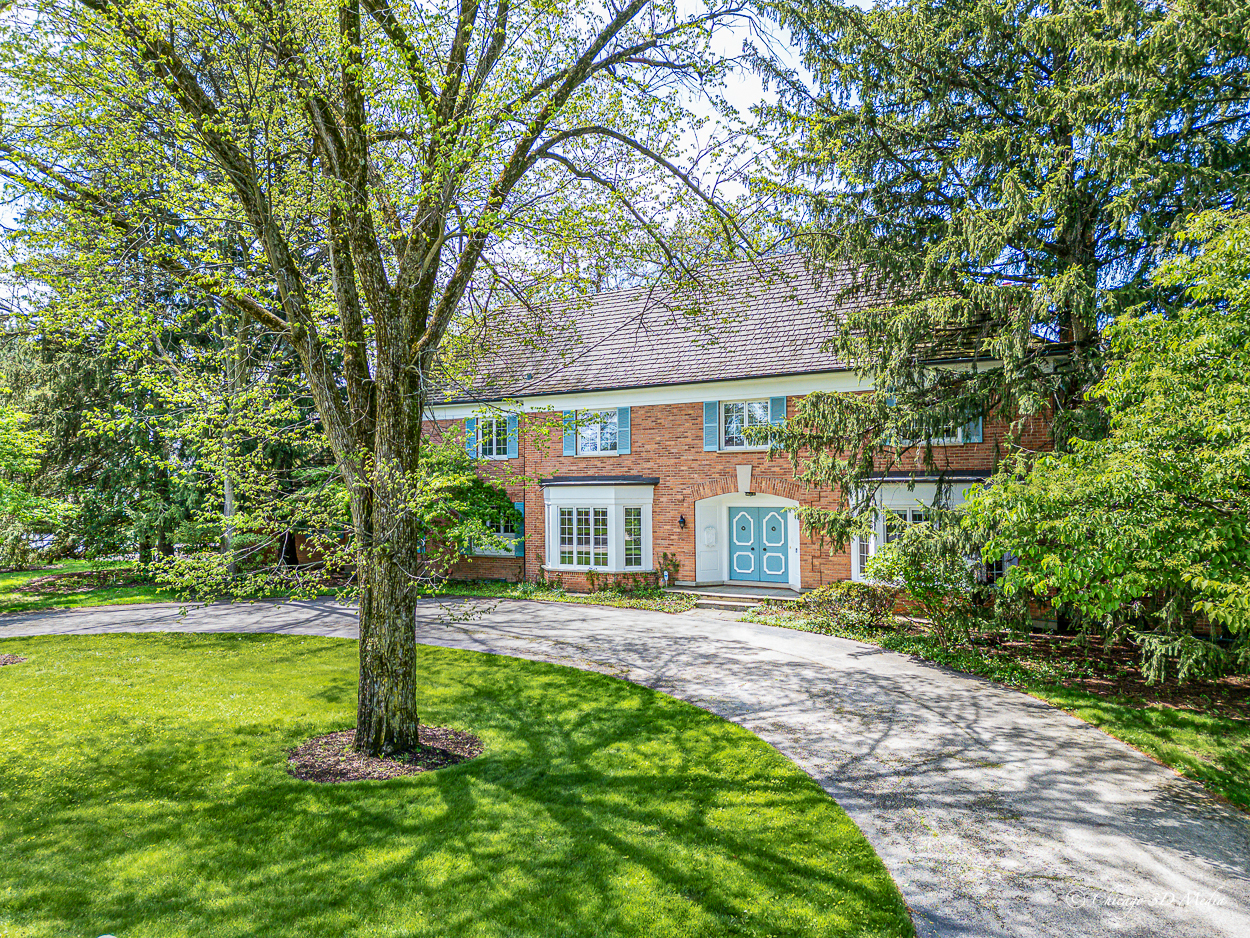17 Longmeadow Road Winnetka, IL 60093 - Photo 35 of 46 a front view of a house with a garden