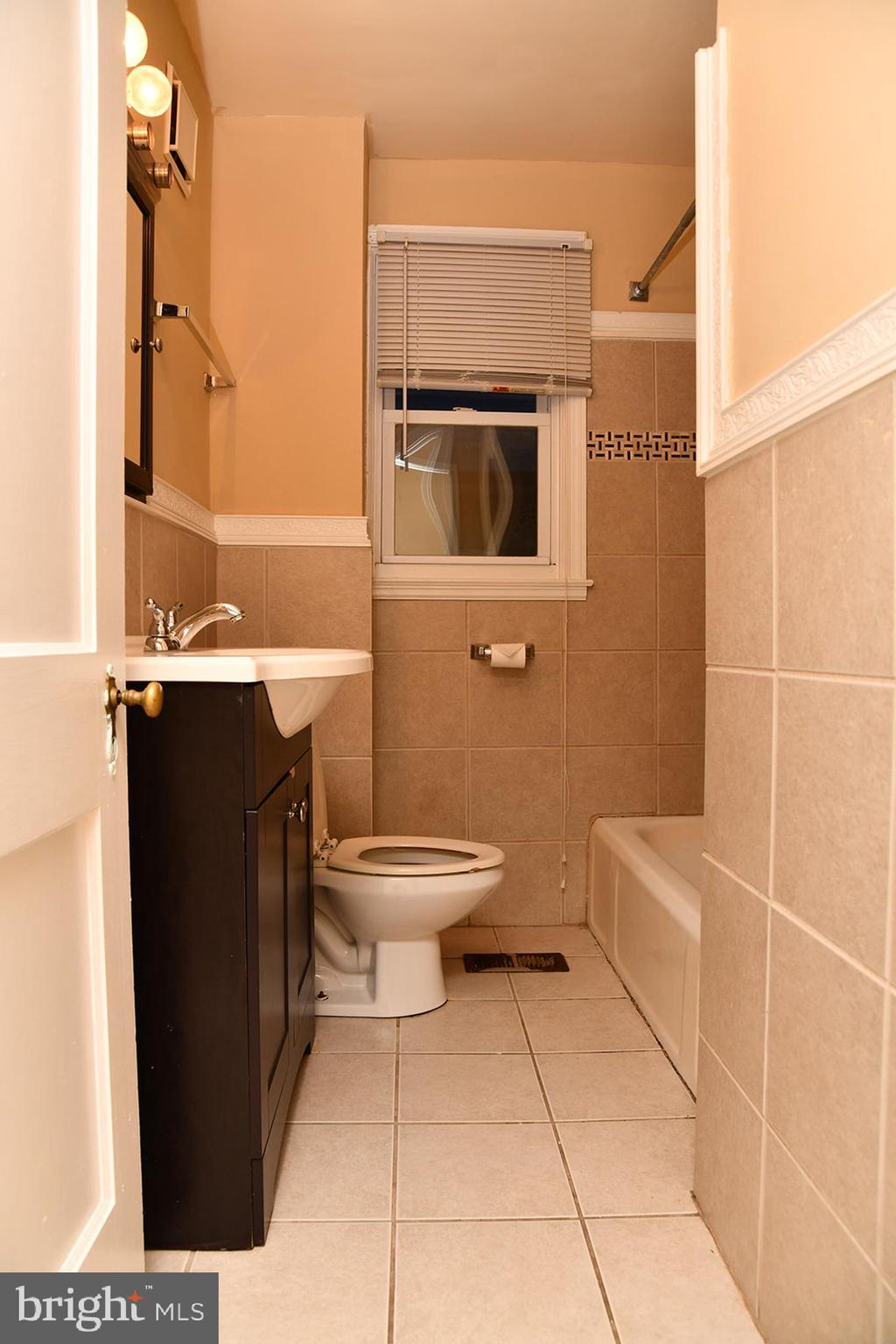 4626 Harcourt Road Baltimore, MD 21214 - Photo 16 of 19 UPPER FULL BATHROOM