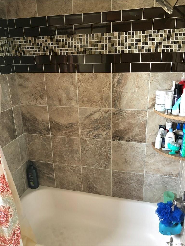 47773 Tilch Road Macomb, MI 48044 - Photo 24 of 28 Shower 2.jpg