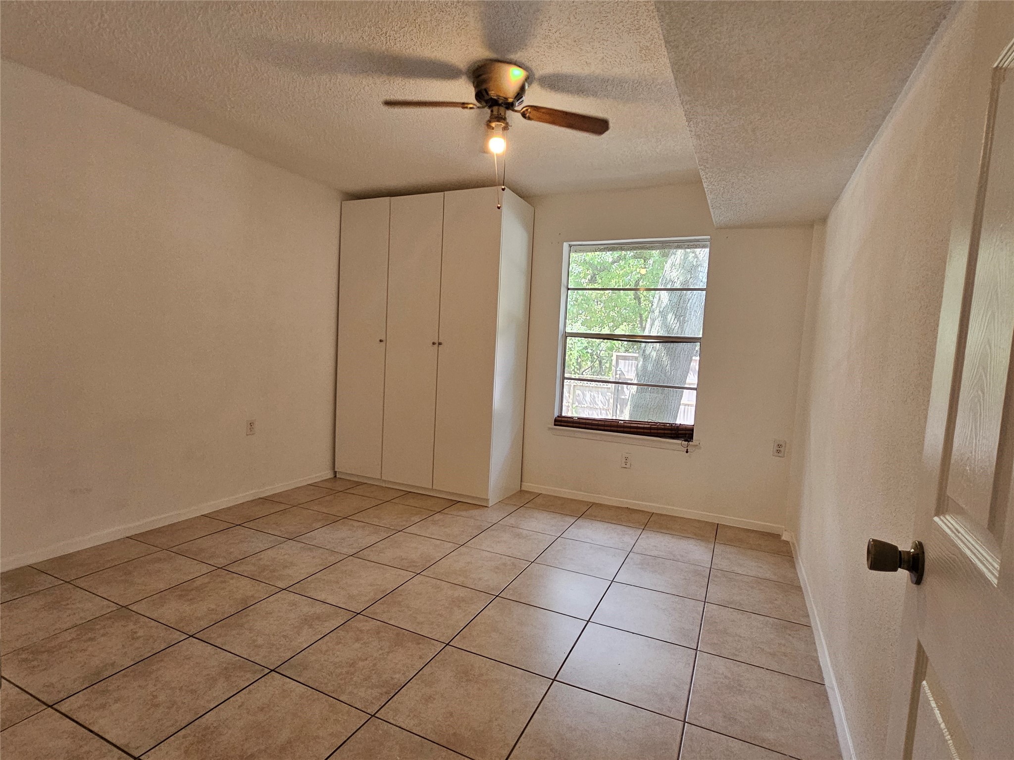 8287 Kingsbrook Road, Unit 268 Houston, TX 77024 - Photo 11 of 50 a view of an empty room with a window