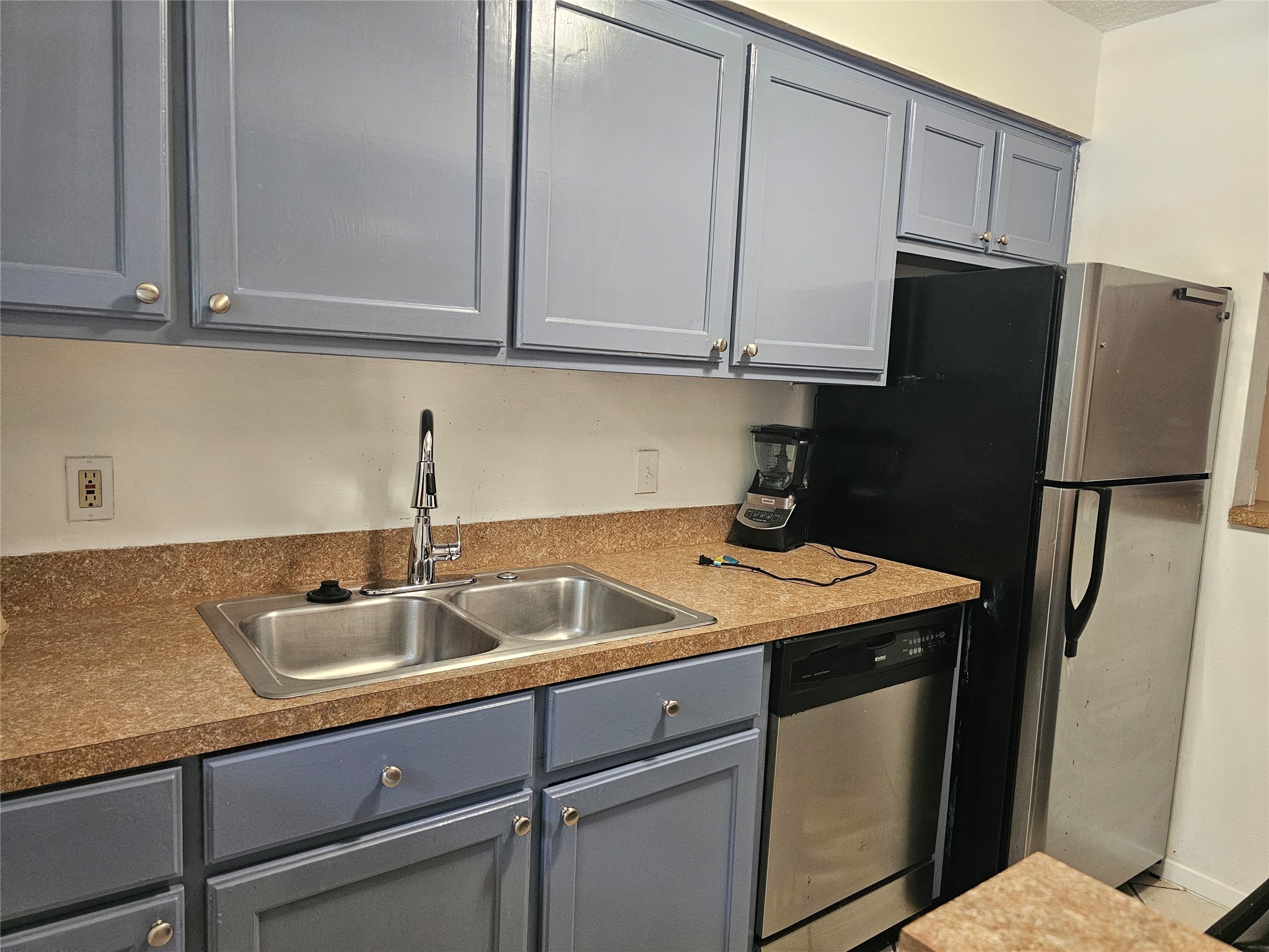 8287 Kingsbrook Road, Unit 268 Houston, TX 77024 - Photo 40 of 50 a kitchen with stainless steel appliances granite countertop a sink stove and refrigerator