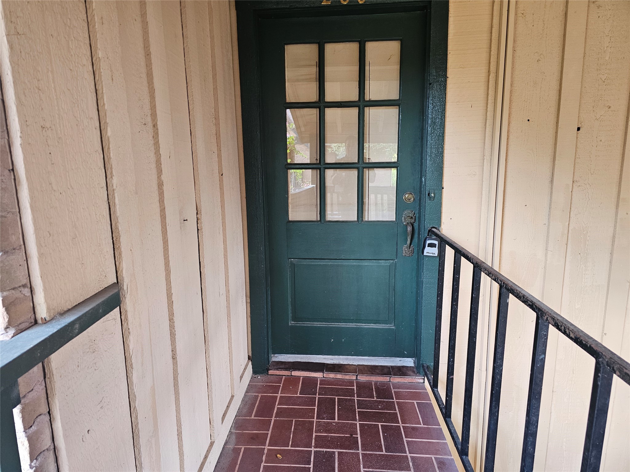 8287 Kingsbrook Road, Unit 268 Houston, TX 77024 - Photo 10 of 50 a view of a hallway