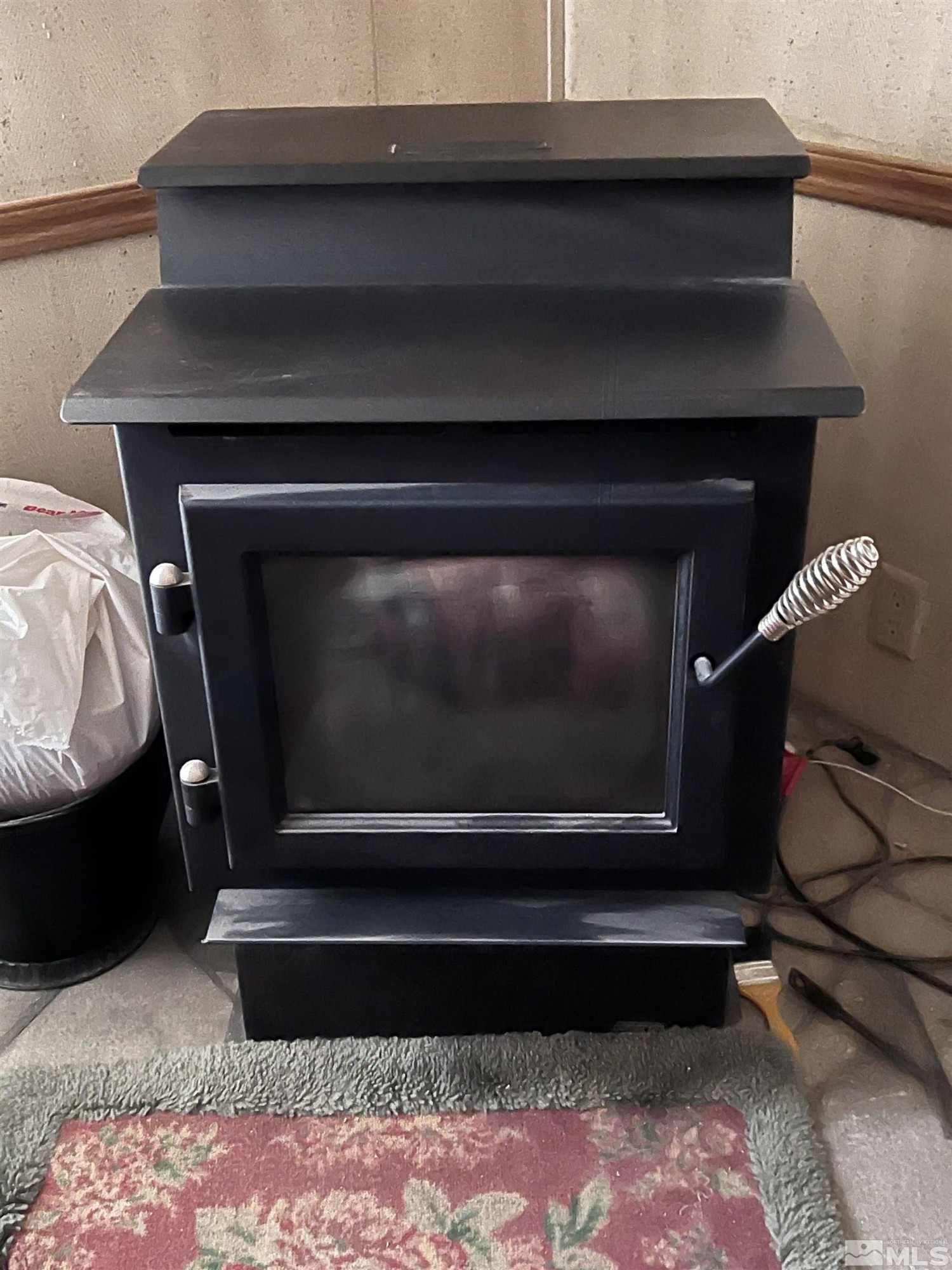 660 South Meridian Road Lovelock, NV 89419 - Photo 17 of 20 a living room with a bed and a fireplace