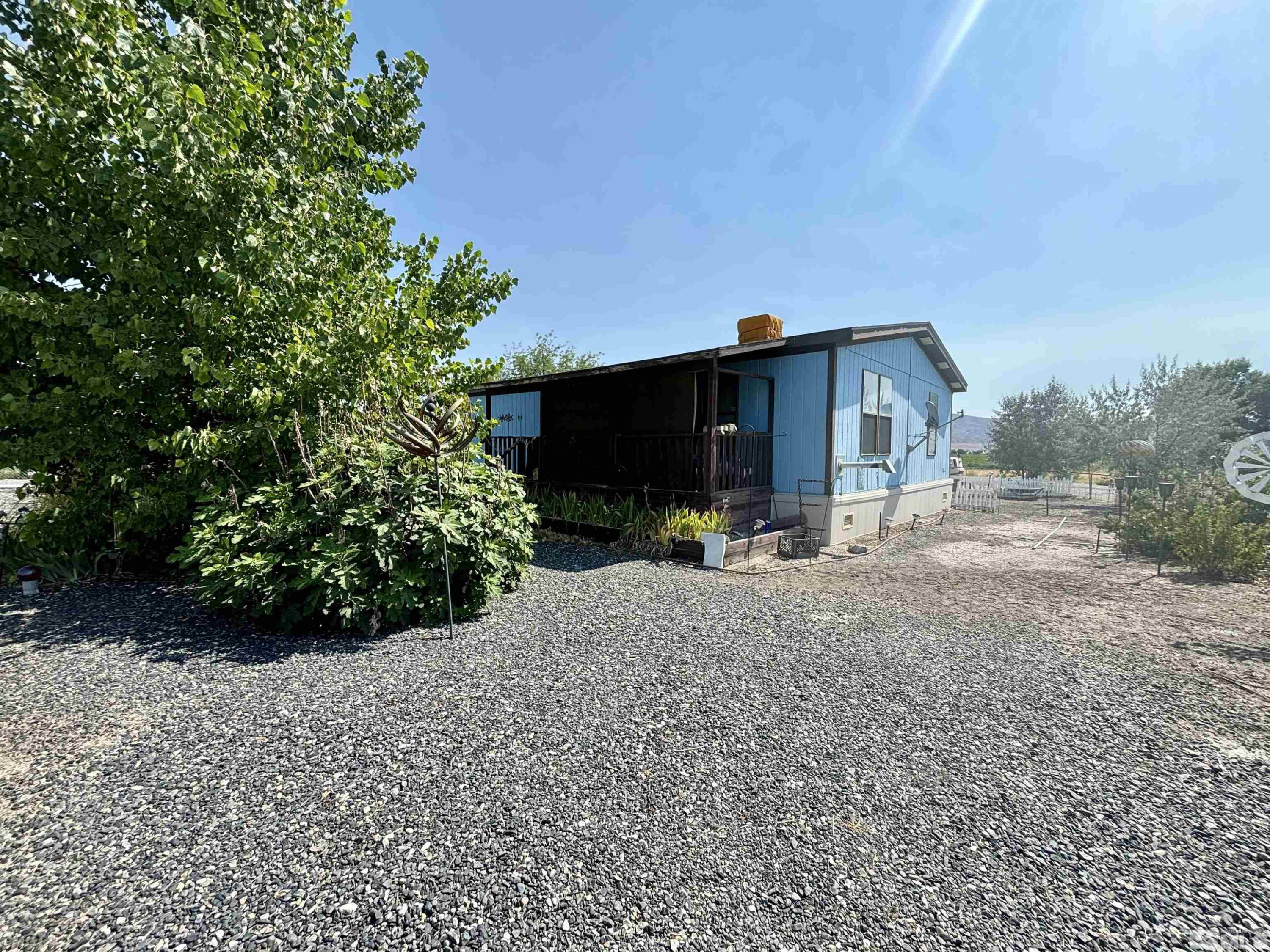 660 South Meridian Road Lovelock, NV 89419 - Photo 3 of 20 a view of a house with backyard and garden