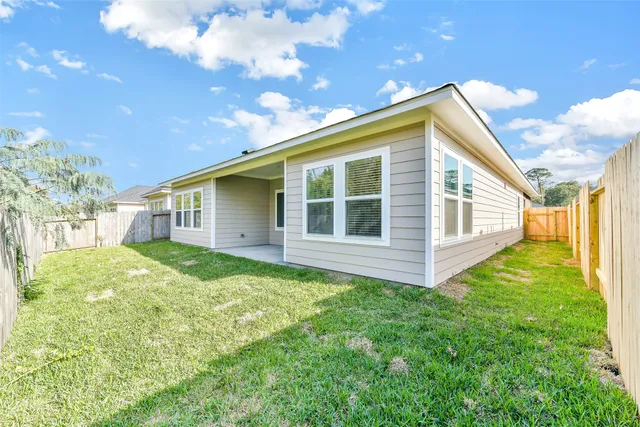 a view of a house with backyard