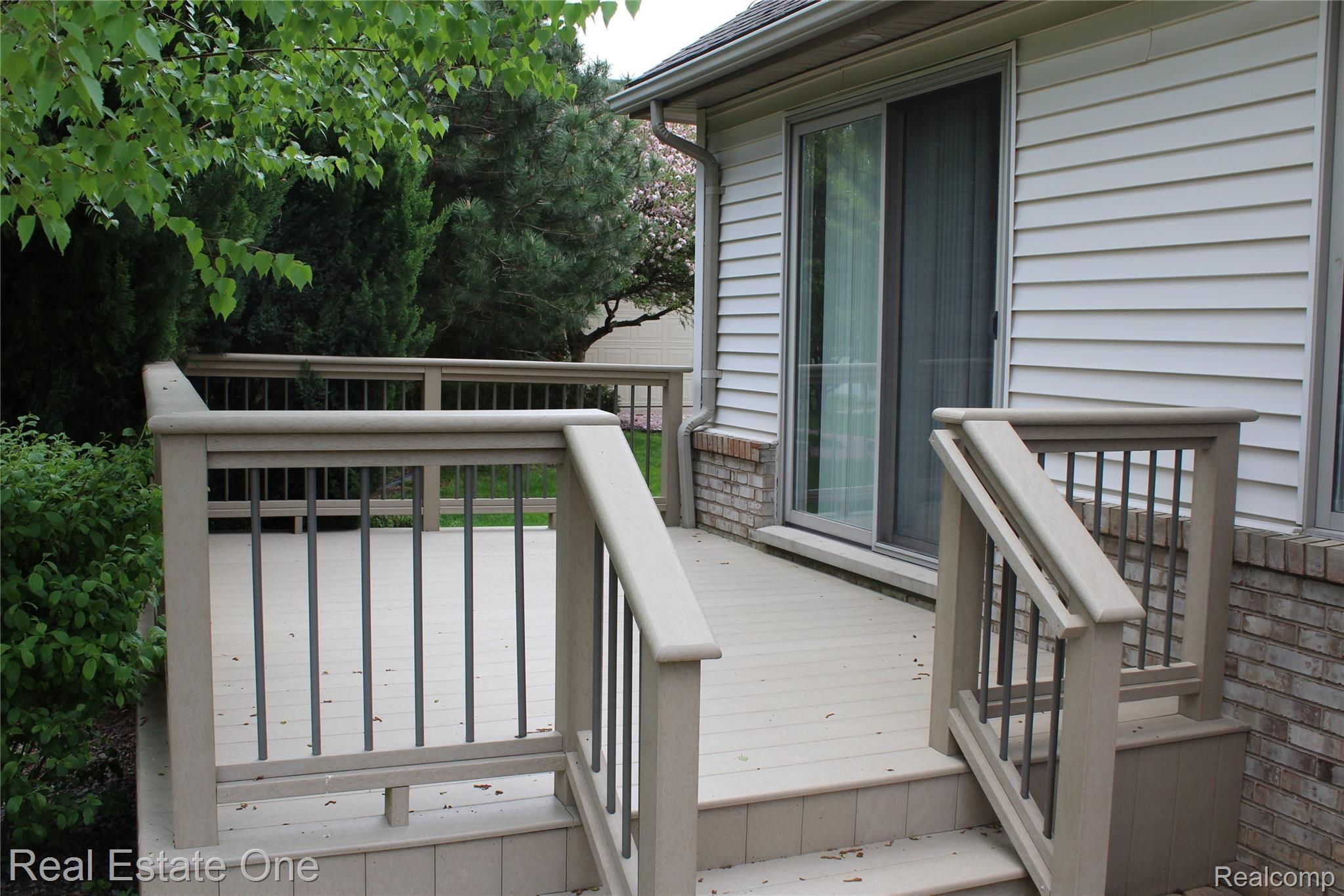 3943 Fieldview Road Lake Orion, MI 48360 - Photo 18 of 22 Kitchen Deck.JPG