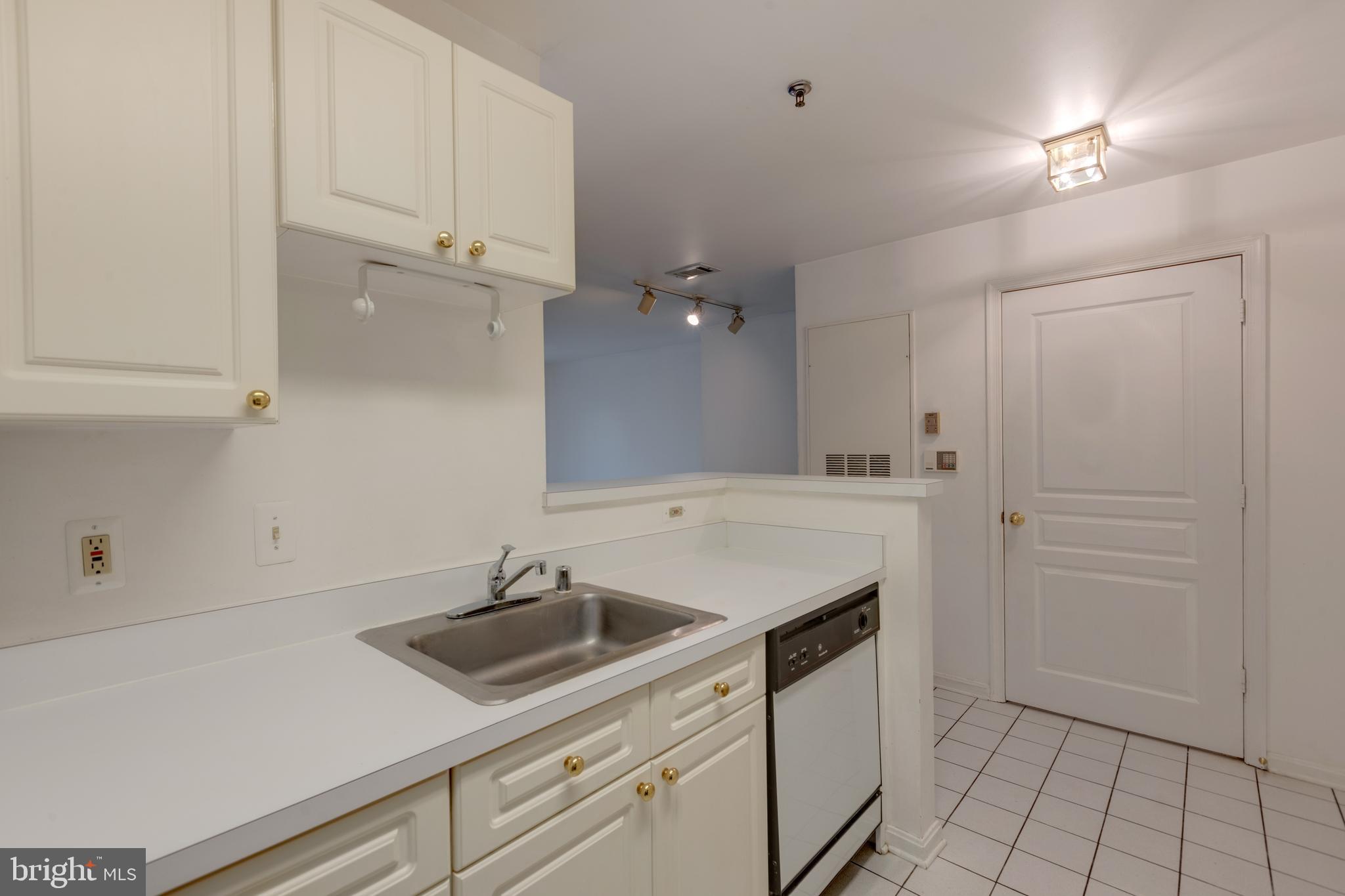 5575 Seminary Road, Unit 101 Falls Church, VA 22041 - Photo 13 of 29
