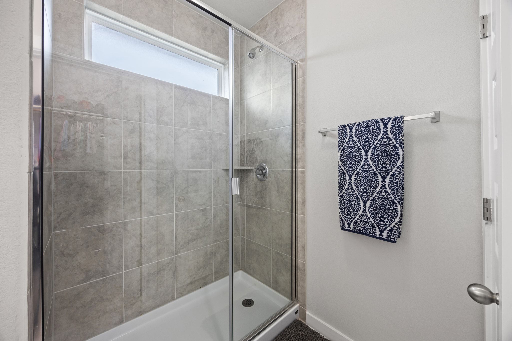 161 Appleberry Lane Elgin, TX 78621 - Photo 23 of 40 a bathroom with a shower and a bathtub