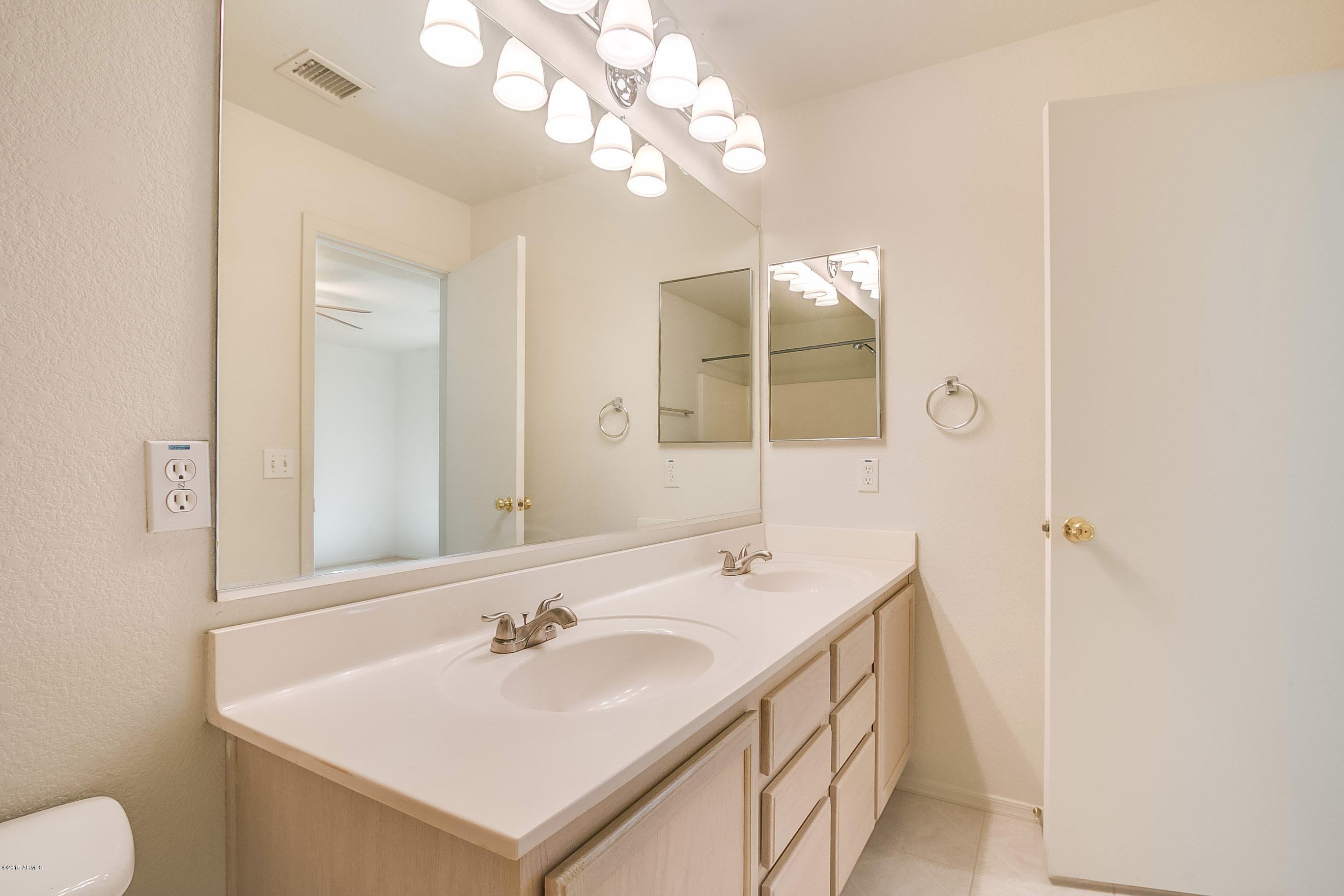 445 West Aviary Way Gilbert, AZ 85233 - Photo 22 of 27 a bathroom with a sink and a mirror