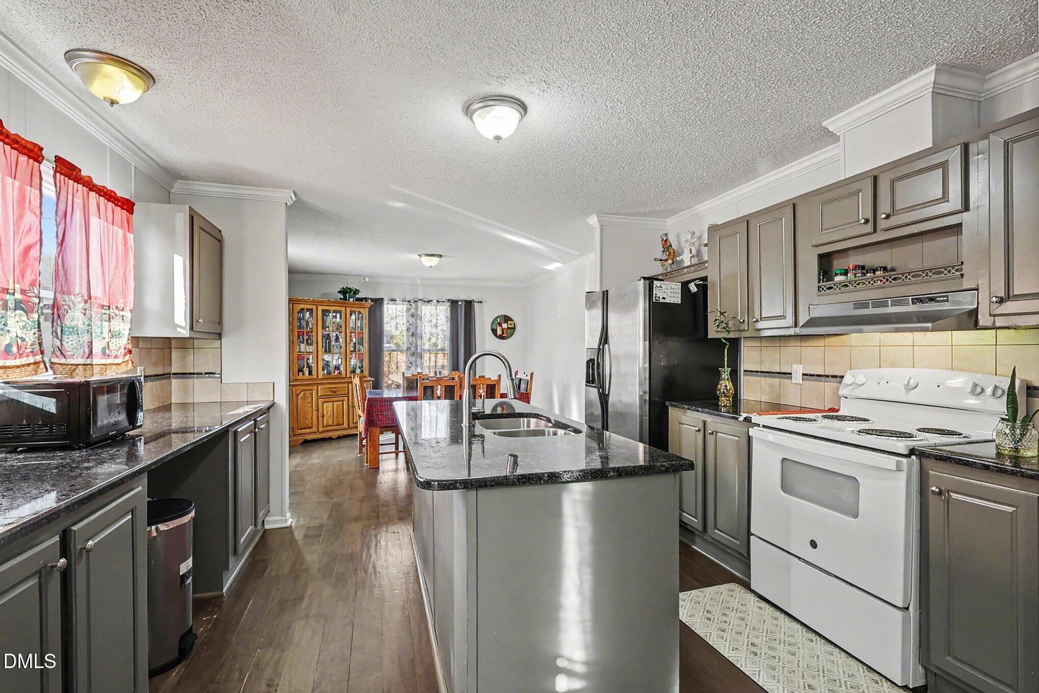 375 Camelia Road Benson, NC 27504 - Photo 11 of 32 015_file_3126