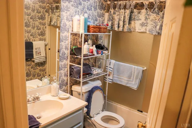 a view of a livingroom with furniture and workspace