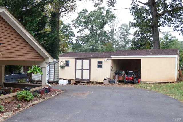 a view of living room with a ceiling fan