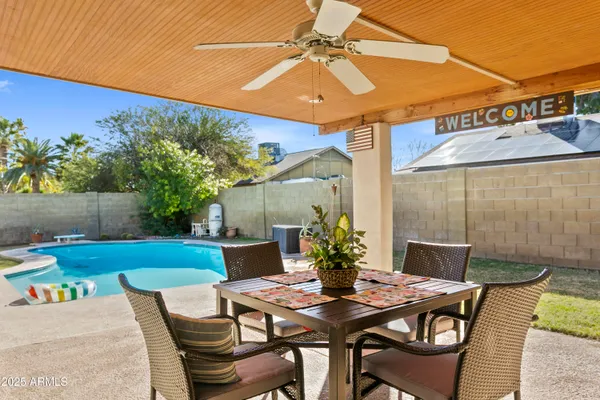 a view of a backyard