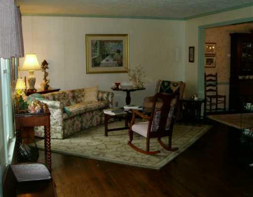 9349 North Florence Road Pittsburgh, PA 15237 - Photo 3 of 7 Living Room.