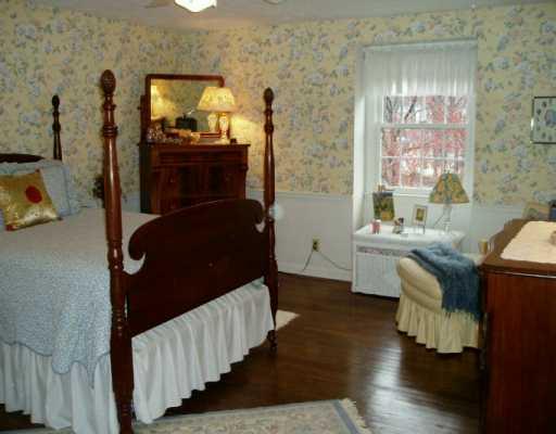 9349 North Florence Road Pittsburgh, PA 15237 - Photo 6 of 7 Master Bedroom.