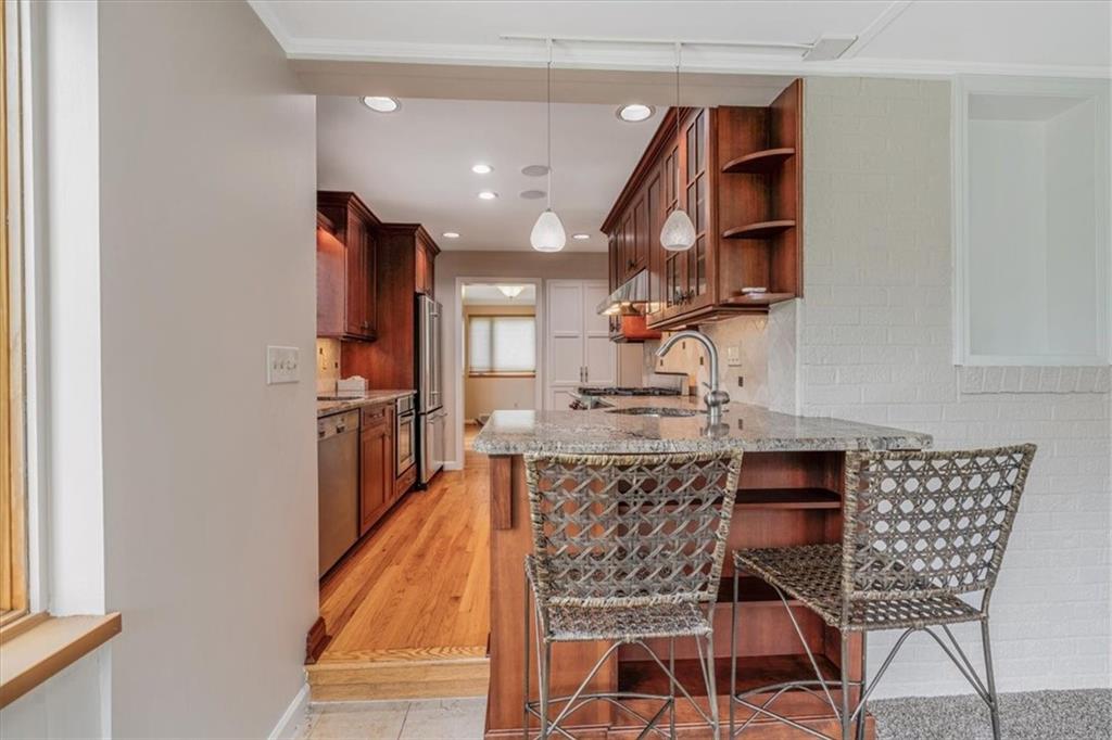14 Elmhurst Road Green Tree, PA 15220 - Photo 15 of 50 Breakfast Bar