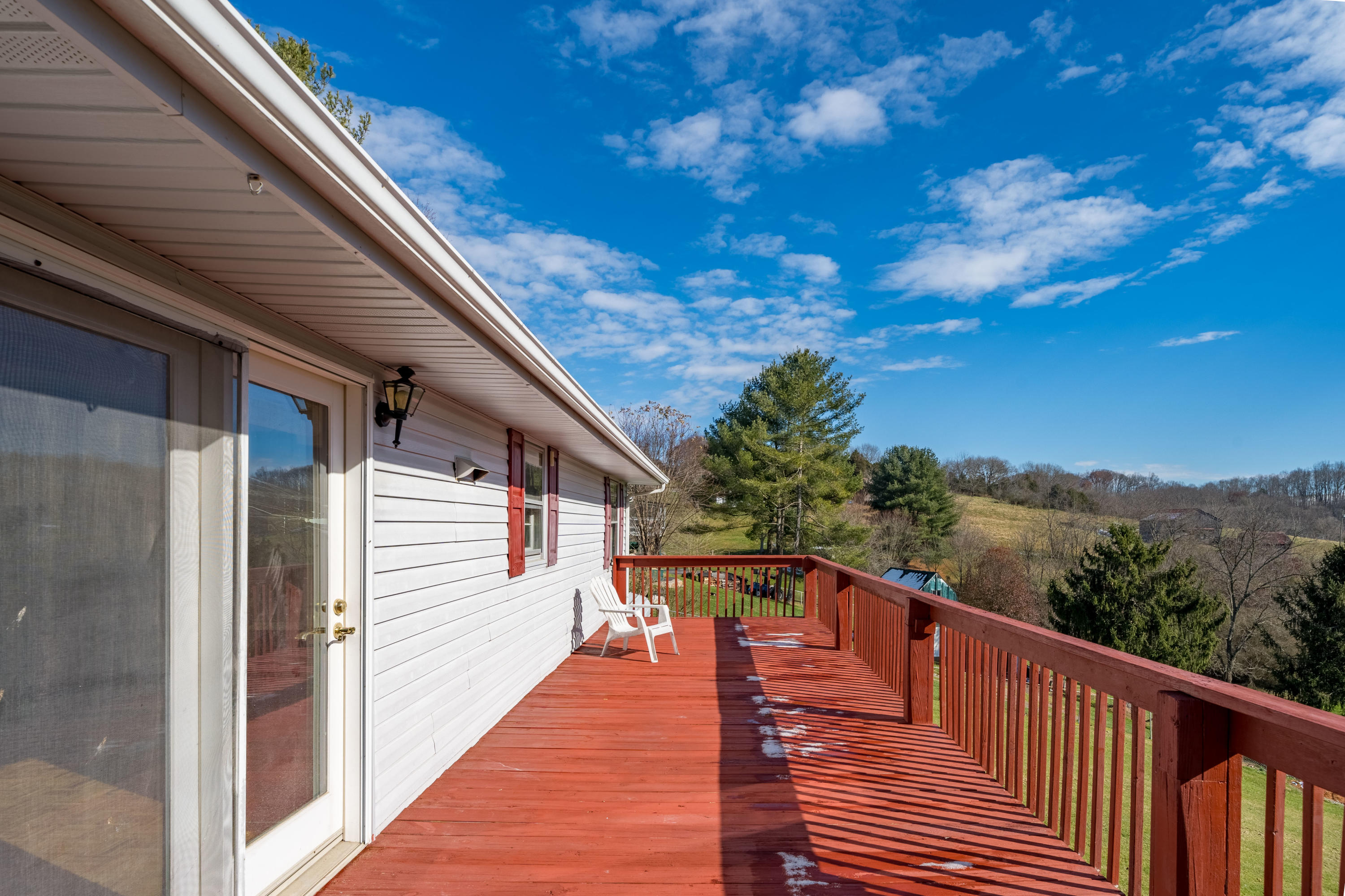 6002 Reedy Creek Road Bristol, VA 24202 - Photo 5 of 26 BACK DECK