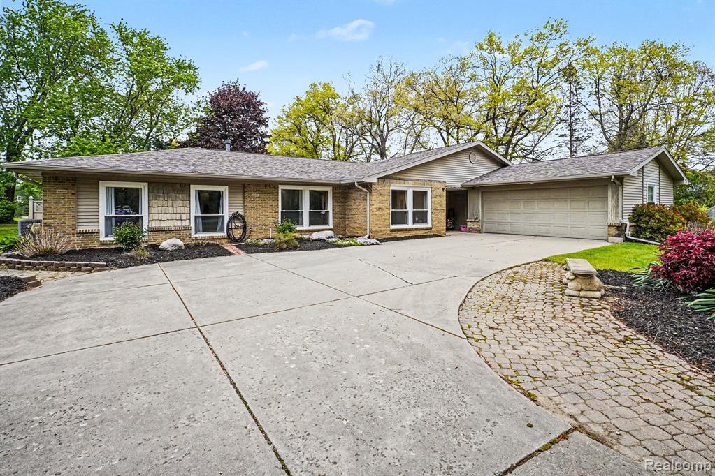 9511 Longmeadow Street Fenton, MI 48430 - Photo 2 of 19