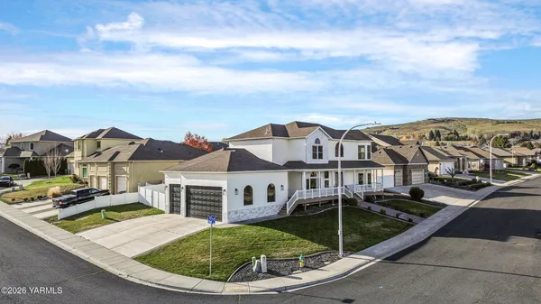 $675,000 | 304 South 92nd Avenue, Yakima, WA 98908