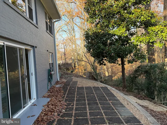 a view of a pathway along a building