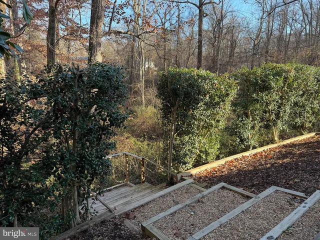 a view of an outdoor space with sitting area