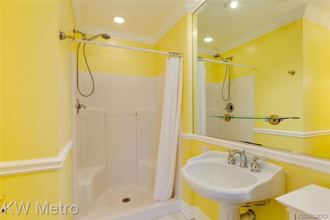 619 Oakbrook West, Unit 619 Rochester, MI 48307 - Photo 19 of 23 619 Oakbrook Drive W Bldg 3-large-019-23-Bathroom-1500x1000-72dpi.jpg