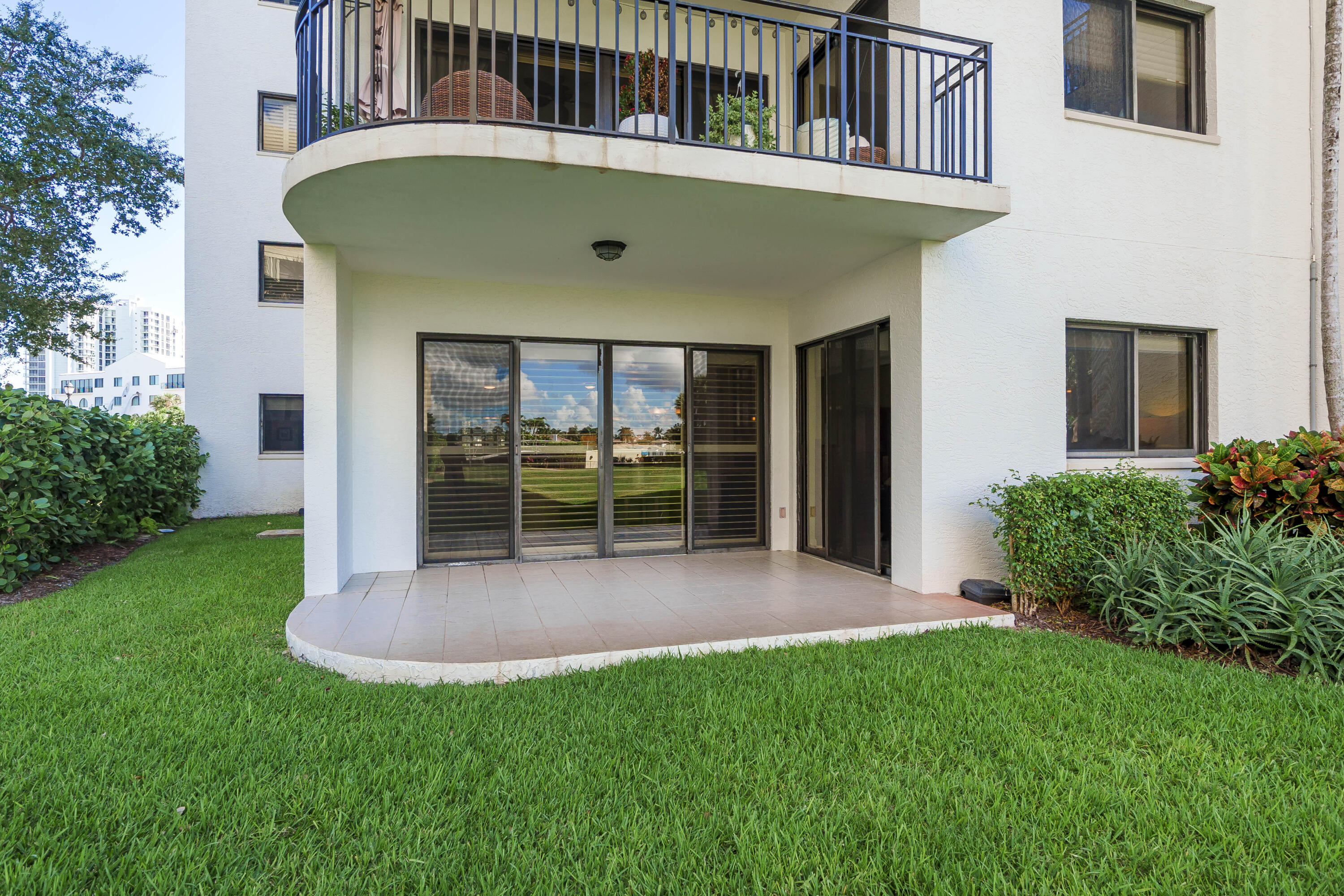370 Golfview Road, Unit 104 North Palm Beach, FL 33408 - Photo 25 of 28 Patio