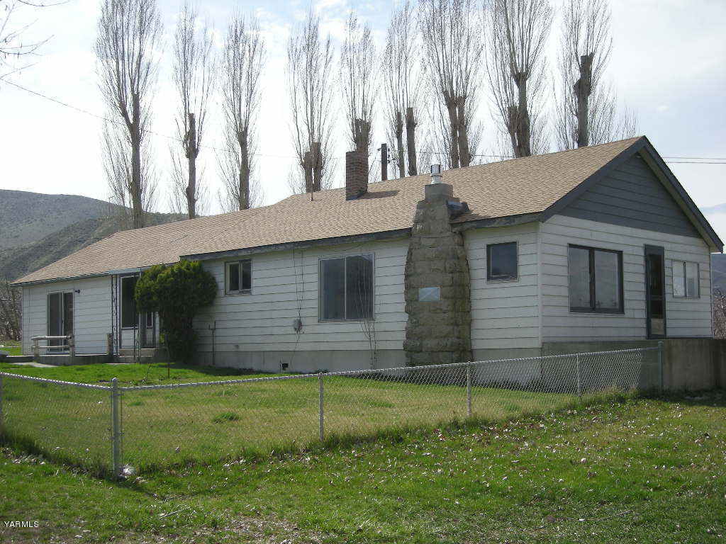 5312 Gamache Road Moxee, WA 98936 - Photo 1 of 15 a view of house with backyard