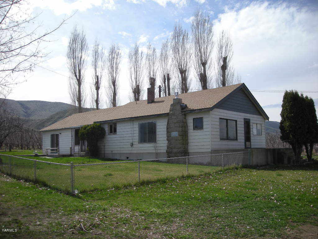 5312 Gamache Road Moxee, WA 98936 - Photo 2 of 15 a front view of a house with a yard