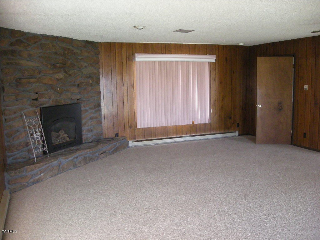 5312 Gamache Road Moxee, WA 98936 - Photo 11 of 15 an empty room with a fireplace