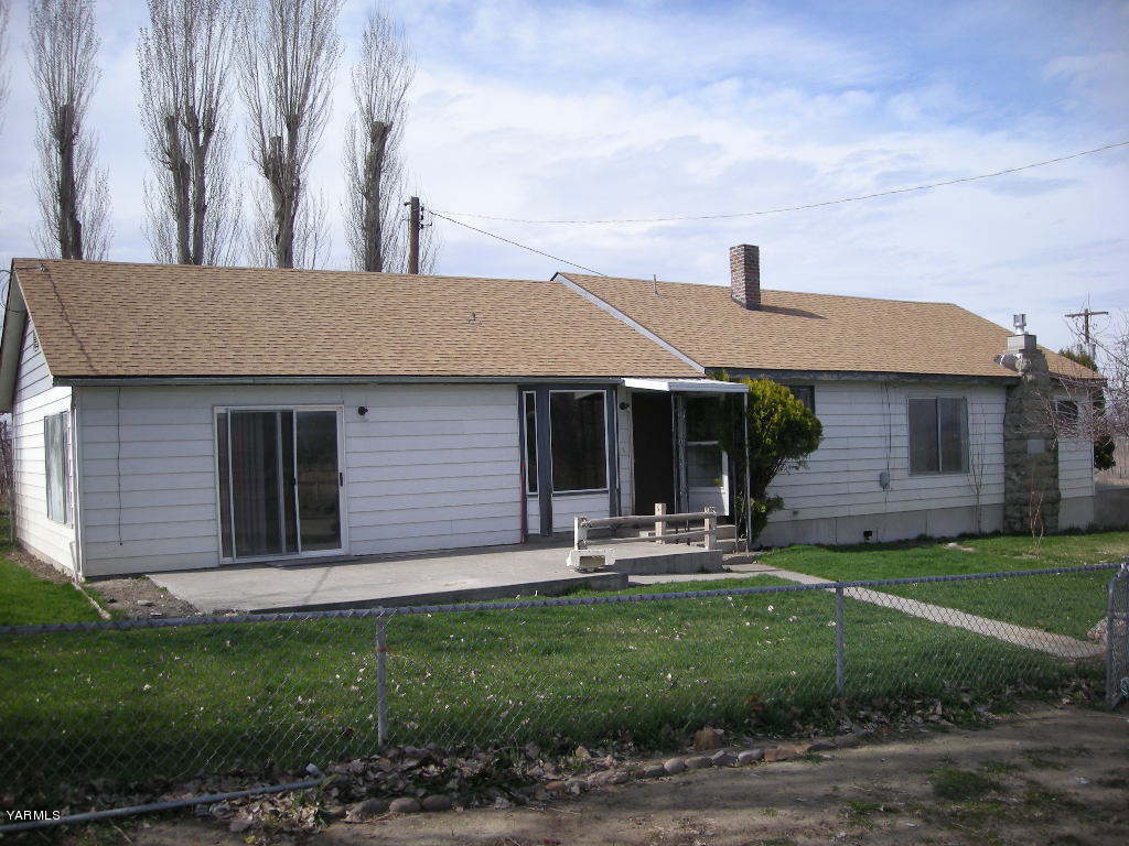 5312 Gamache Road Moxee, WA 98936 - Photo 13 of 15 a front view of a house with a yard and trees