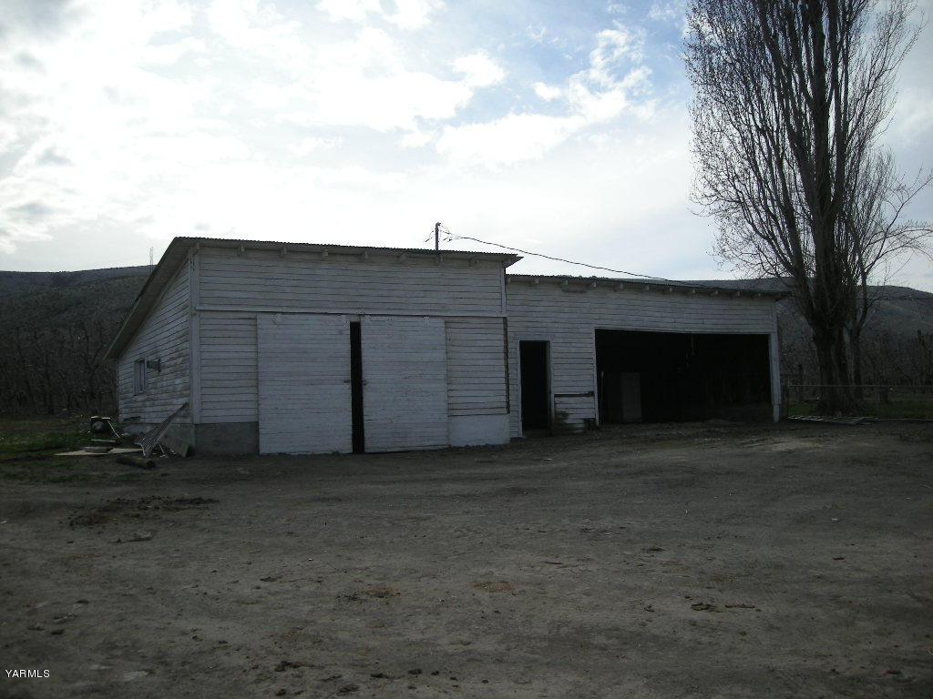 5312 Gamache Road Moxee, WA 98936 - Photo 15 of 15 a backyard of a house with garage